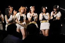 「AKB48 53rdシングル 世界選抜総選挙」速報結果を聞くHKT48メンバー。(c)AKS