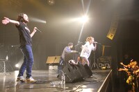 Creepy Nutsとコラボする高橋みなみ（右）。