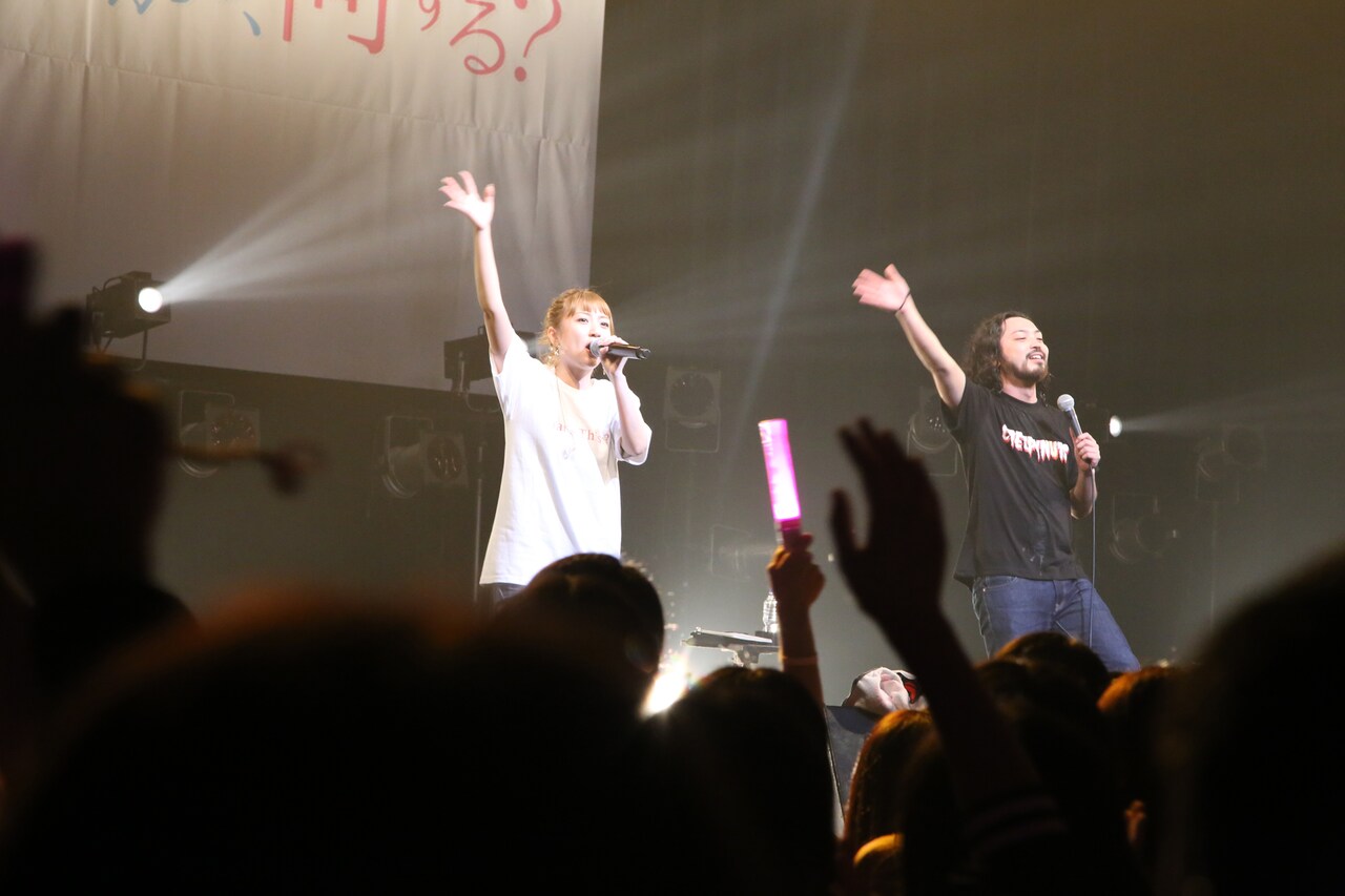 高橋みなみ「これなにフェス」でCreepy Nutsとコラボ、リョクシャカや