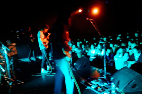 DYGL「Bad Kicks Tour」の様子。（Photo by Brett Davis）