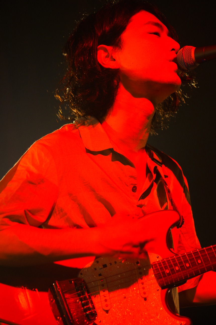 Nobuki Akiyama（Vo, G）（Photo by Brett Davis）