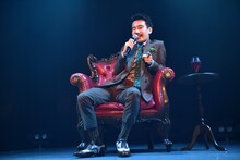 ソファに腰掛けて歌う清竜人。