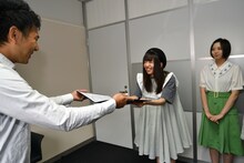 恵比寿のスターダストプロモーション社内で行われた就任式の様子。