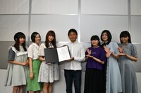 渋谷区観光協会代表理事・金山淳吾氏を囲むエビ中。