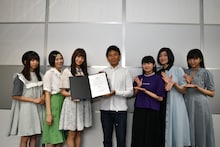 渋谷区観光協会代表理事・金山淳吾氏を囲むエビ中。