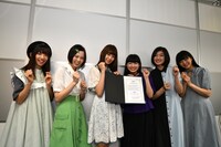 「恵比寿観光大使 ガールズアンバサダー」の委嘱状を受け取った私立恵比寿中学。