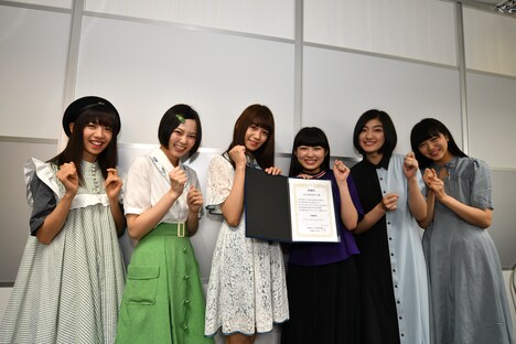 「恵比寿観光大使 ガールズアンバサダー」の委嘱状を受け取った私立恵比寿中学。