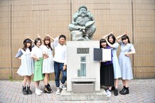 JR恵比寿駅「ゑびす像」前で記念撮影する私立恵比寿中学と金山淳吾氏。