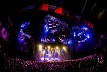 PUFFYのライブの様子。