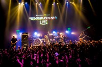 PUFFYのライブの様子。