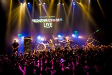 PUFFYのライブの様子。