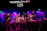 PUFFYのライブの様子。