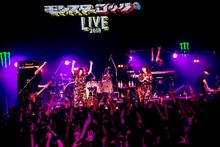 PUFFYのライブの様子。