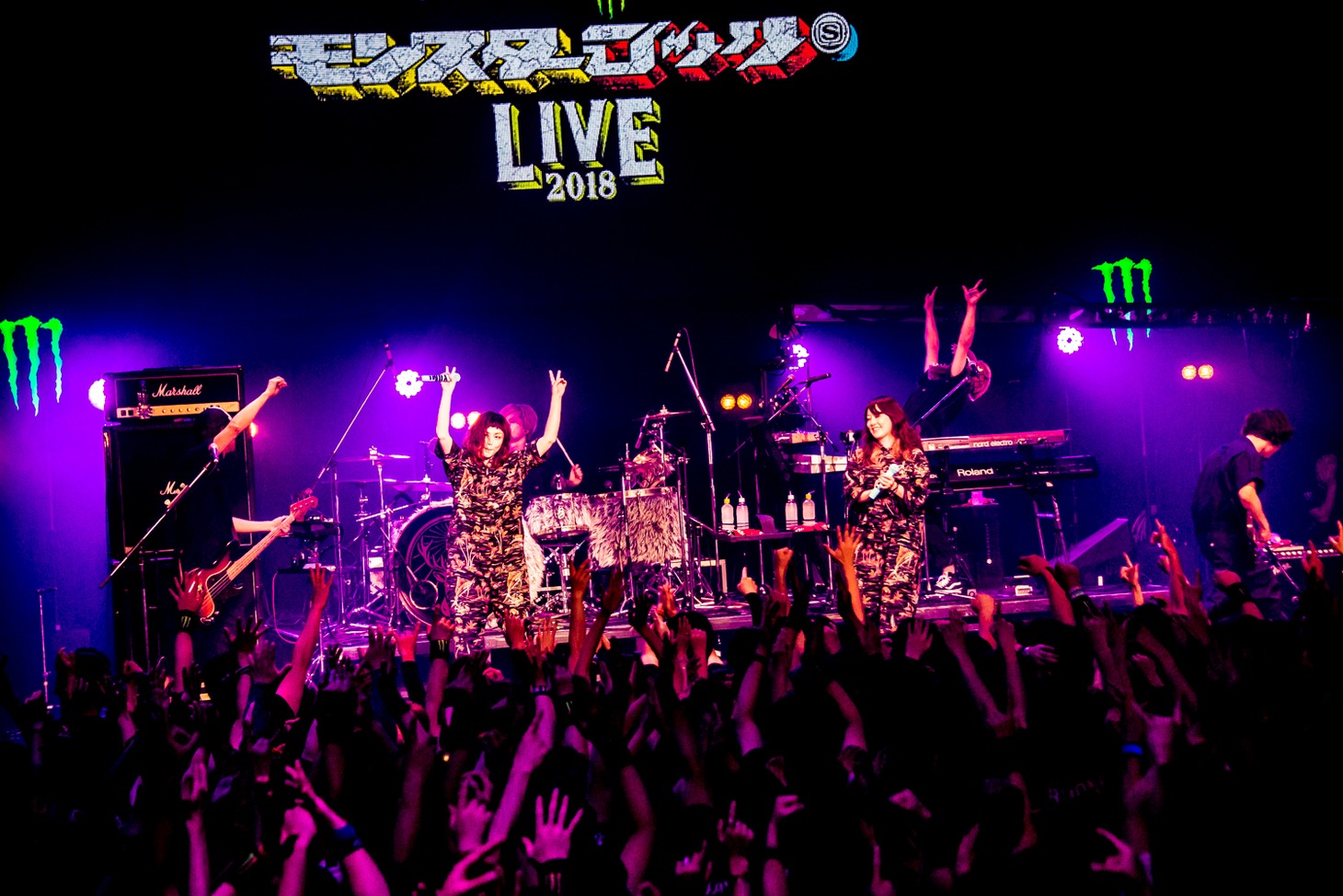 PUFFYのライブの様子。