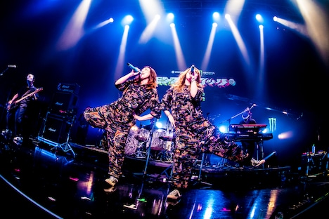 PUFFYのライブの様子。