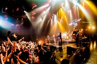 PUFFYのライブの様子。