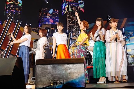 左からのっち(Perfume)、佐々木萌(エドガー・サリヴァン)、あ~ちゃん(Perfume)、Rihwa、かしゆか(Perfume)、藤原さくら。(撮影:上山陽介)