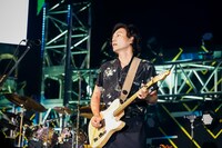 新藤晴一（G / ポルノグラフィティ）（撮影：山川哲矢）