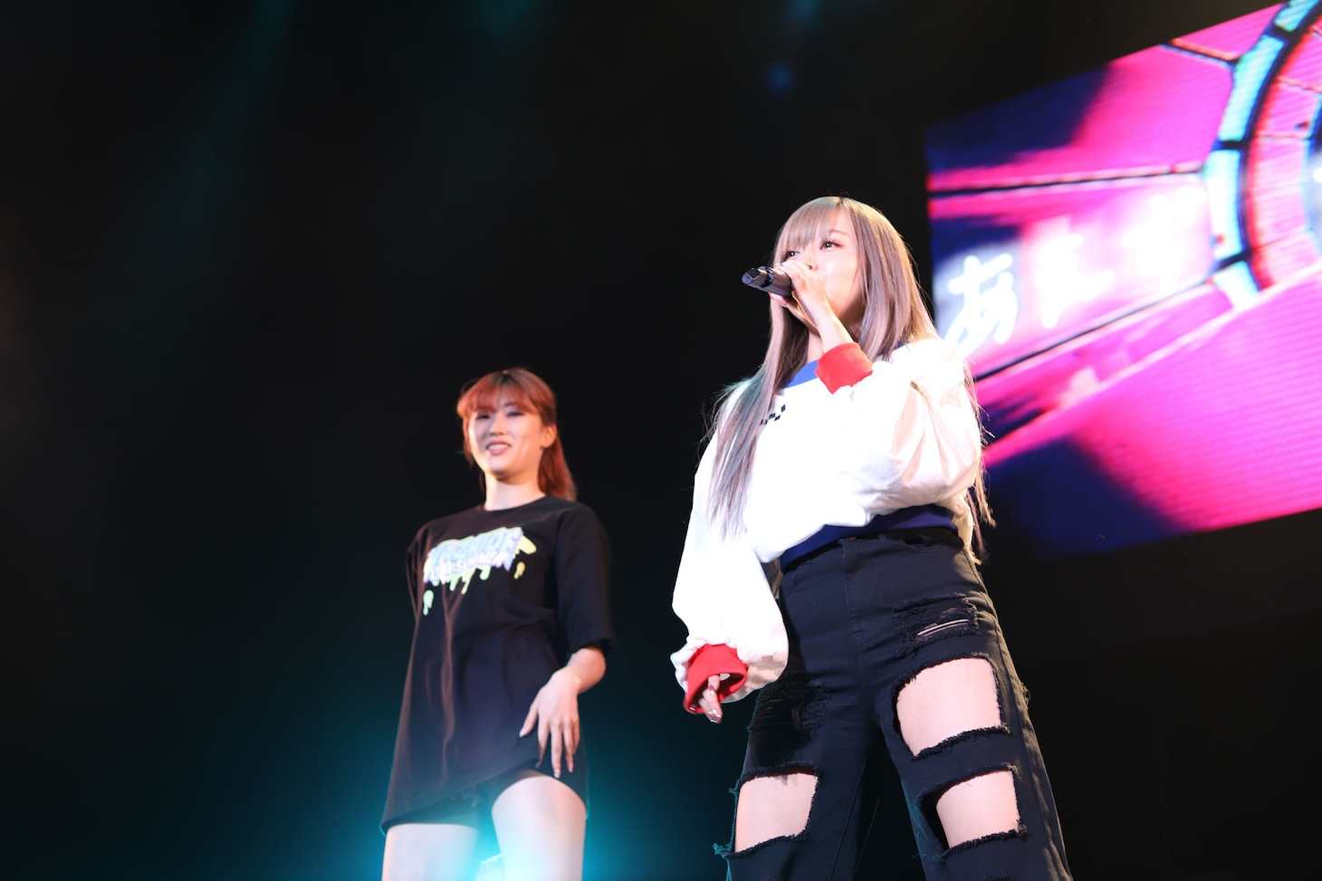 「いらないものはいらないんだ」を歌唱する歩乃華（右）。