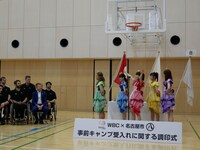 「フレー！ フレー！ カナディアンチーム！」とエールを贈るチームしゃちほこ。（写真提供：スターダストネット）