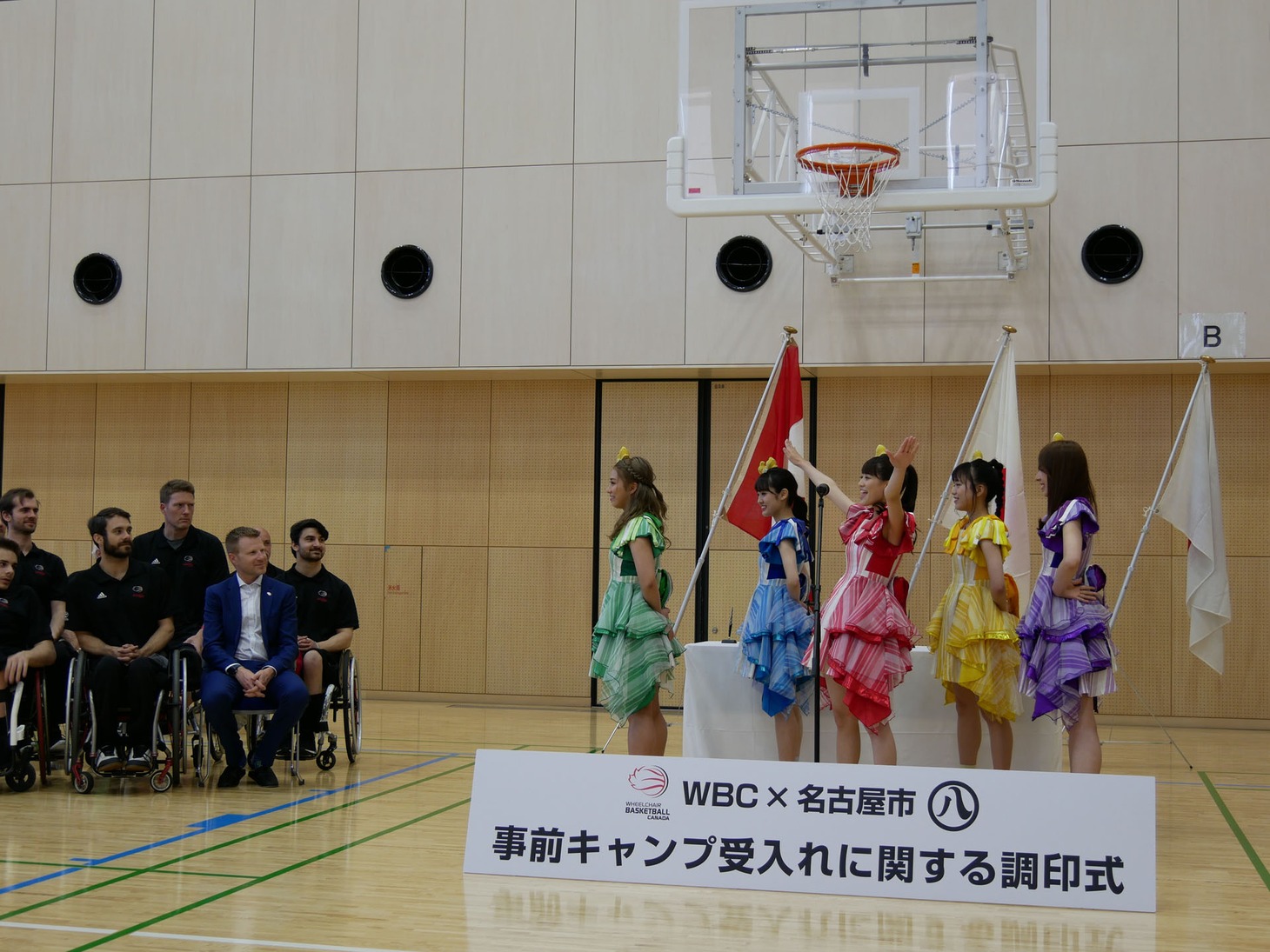 「フレー！ フレー！ カナディアンチーム！」とエールを贈るチームしゃちほこ。（写真提供：スターダストネット）