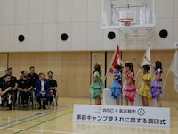 「フレー！ フレー！ カナディアンチーム！」とエールを贈るチームしゃちほこ。（写真提供：スターダストネット）