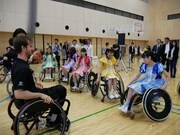 車いすバスケットボールを体験するチームしゃちほこ。（写真提供：スターダストネット）