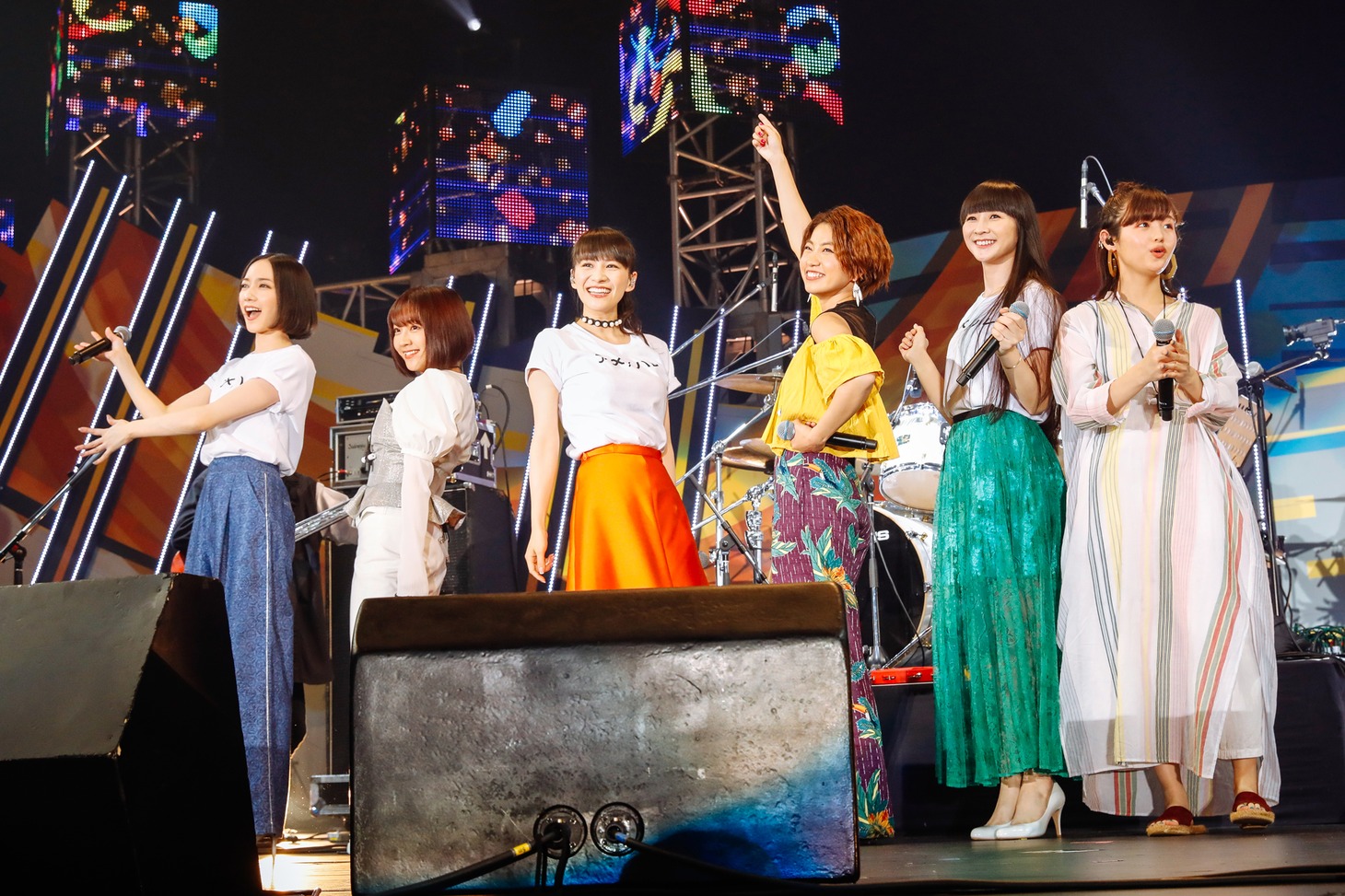 左からのっち（Perfume）、佐々木萌（エドガー・サリヴァン）、あ～ちゃん（Perfume）、Rihwa、かしゆか（Perfume）、藤原さくら。（撮影：上山陽介）