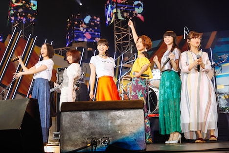 左からのっち（Perfume）、佐々木萌（エドガー・サリヴァン）、あ～ちゃん（Perfume）、Rihwa、かしゆか（Perfume）、藤原さくら。（撮影：上山陽介）