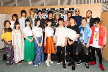 「Amuse Fes」囲み取材の様子。上段左から佐々木萌（エドガー・サリヴァン）、河邉徹（WEAVER）、杉本雄治（WEAVER）、小倉誠司（flumpool）、阪井一生（flumpool）、島袋優（BEGIN） 、上地等（BEGIN）、サンプラザ中野くん、GOT'S（FLOW）、下段左からRihwa、藤原さくら、かしゆか（Perfume）、のっち（Perfume）、あ～ちゃん（Perfume）、岡野昭仁（ポルノグラフィティ）、高橋優、KEIGO（FLOW）、KOHSHI（FLOW）。（撮影：上山陽介）