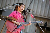 カナ（Vo, G, Key / CHAI）（Photo by Aki Ishii）