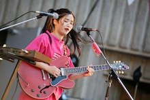 カナ（Vo, G, Key / CHAI）（Photo by Aki Ishii）