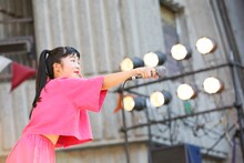 マナ（Vo, Key / CHAI）（Photo by Aki Ishii）