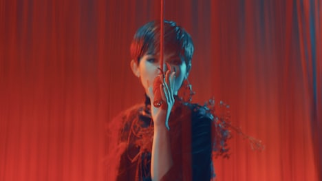 Superfly「Fall」ミュージックビデオのワンシーン。