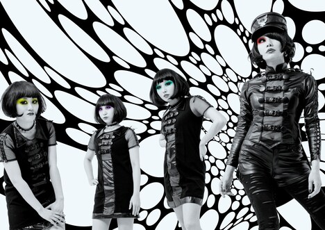 キノコホテル。右がマリアンヌ東雲。