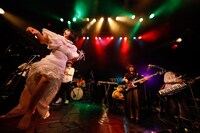 ゲストメンバーを迎えたパフォーマンスの様子。（撮影：木村泰之）