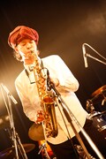 村上大輔（Sax / ドン・マルティネス）（撮影：木村泰之）