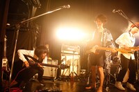 左から高野京介 （G / SuiseiNoboAz）、藤原亮（G）、村上大輔（Sax / ドン・マルティネス）。（撮影：木村泰之）