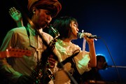 左から村上大輔（Sax / ドン・マルティネス）、永原真夏。（撮影：木村泰之）