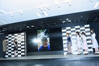 堀江貴文のコメント動画を観る登壇者たち。