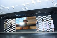 鈴木おさむのコメント動画を観る登壇者たち。