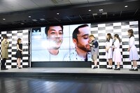 アメリカ・ニューヨークからの生中継で西野亮廣（キングコング）と会話する登壇者たち。