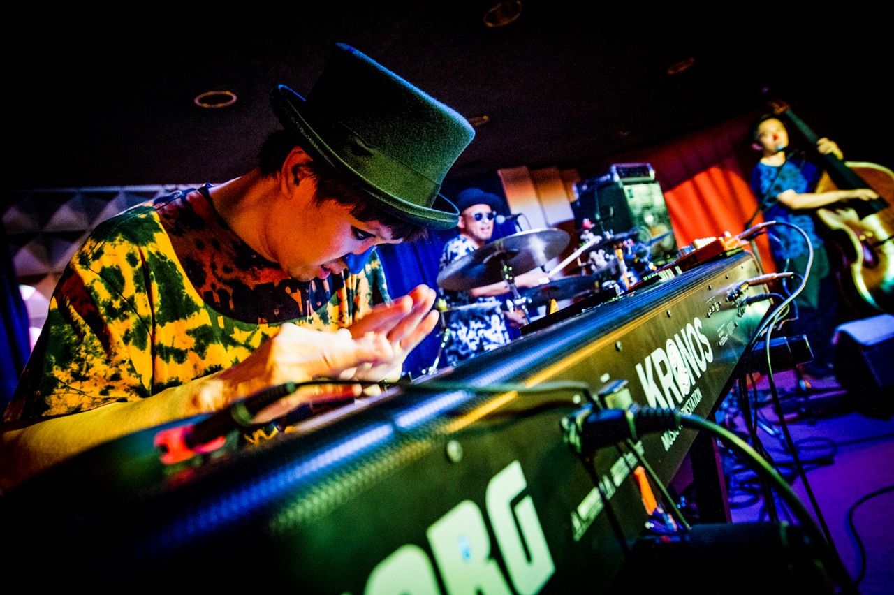 H ZETTRIOの“濃縮還元”ツアー幕開け、蛍をイメージした「どこか遠く」MVも公開