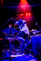 H ZETT KOU（Dr）（撮影：西岡浩記）