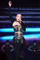 人気画像10位は「安室奈美恵80万人動員のラストツアー終幕、最後は笑顔で『みんな元気でね！』」より、安室奈美恵「namie amuro Final Tour 2018 ～Finally～」東京ドーム公演の様子。