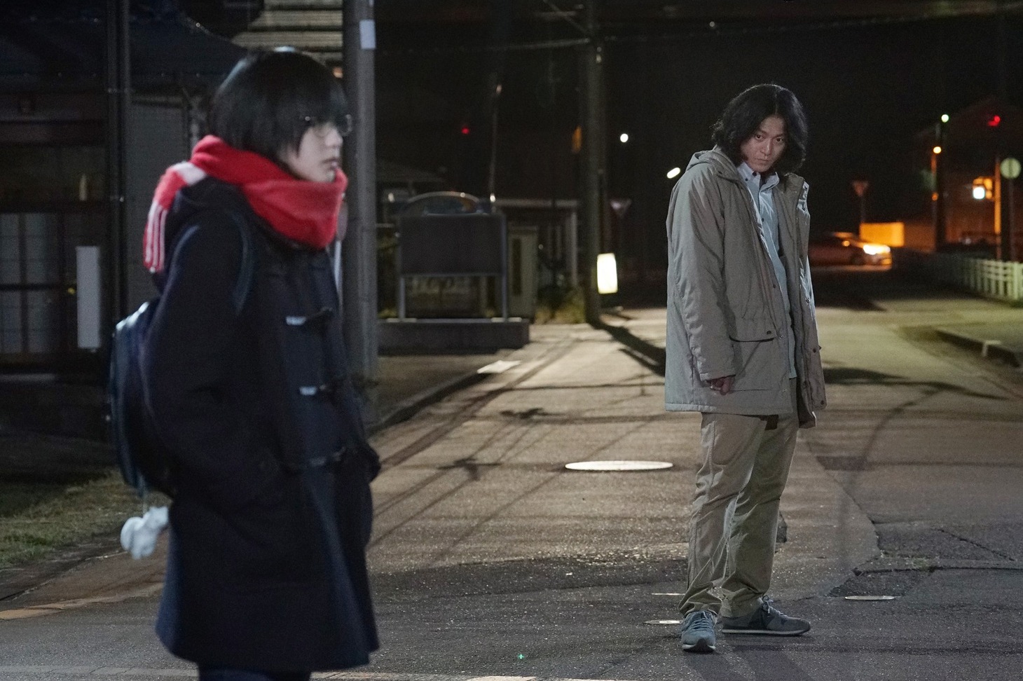 映画「響 -HIBIKI-」より、鮎喰響を演じる平手友梨奈（左）と山本春平役の小栗旬（右）。(c)2018映画「響 -HIBIKI-」製作委員会 (c)柳本光晴 / 小学館