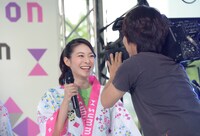 至近距離のカメラに向けて挨拶する新人の住田紗里アナウンサー。