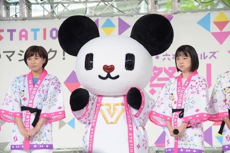 左から山本雪乃アナウンサー、ゴーちゃん。、弘中綾香アナウンサー。