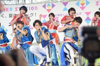 「みなみなサマー」を披露するHiHi Jetsと東京B少年。