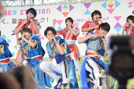 「みなみなサマー」を披露するHiHi Jetsと東京B少年。